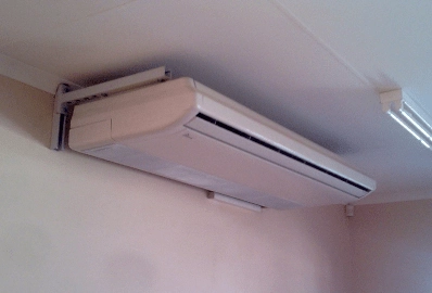 napol'no-potolochnaya split-sistema